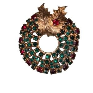 Vintage goldtone Wreath Christmas pin with rhinestones